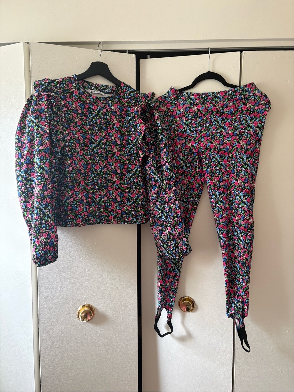 Zara(medium) Y2k style stirrup skinny pants and ballon sleeves ruffle blouse set